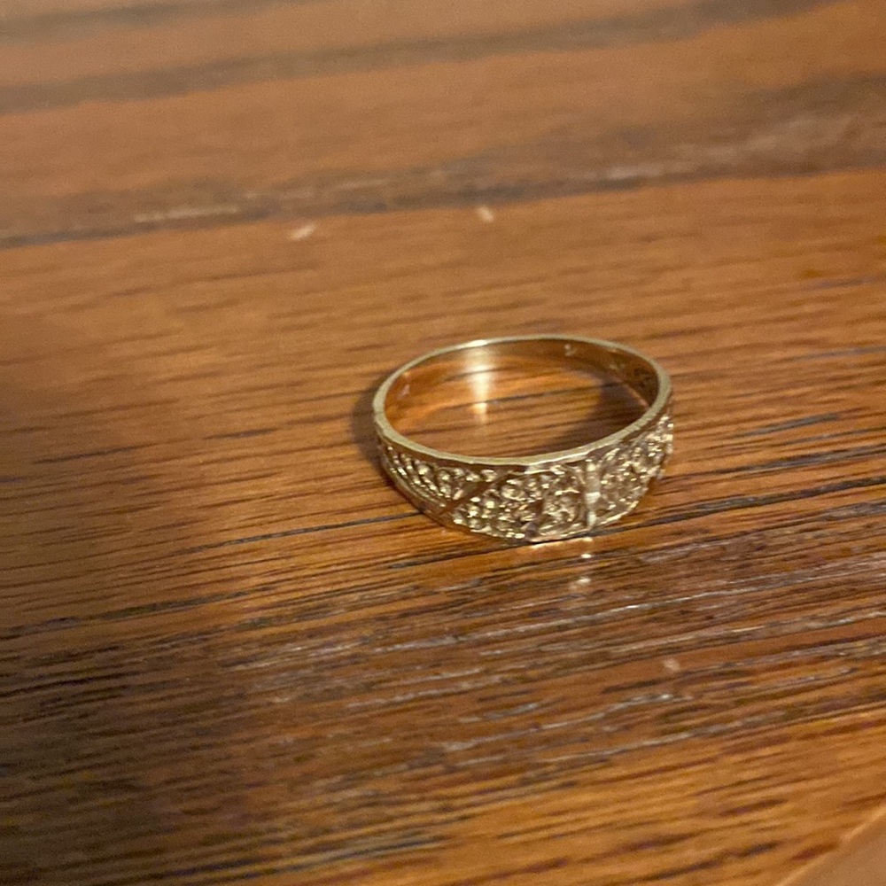 Dainty 10k gold ring - Picture 3 of 3